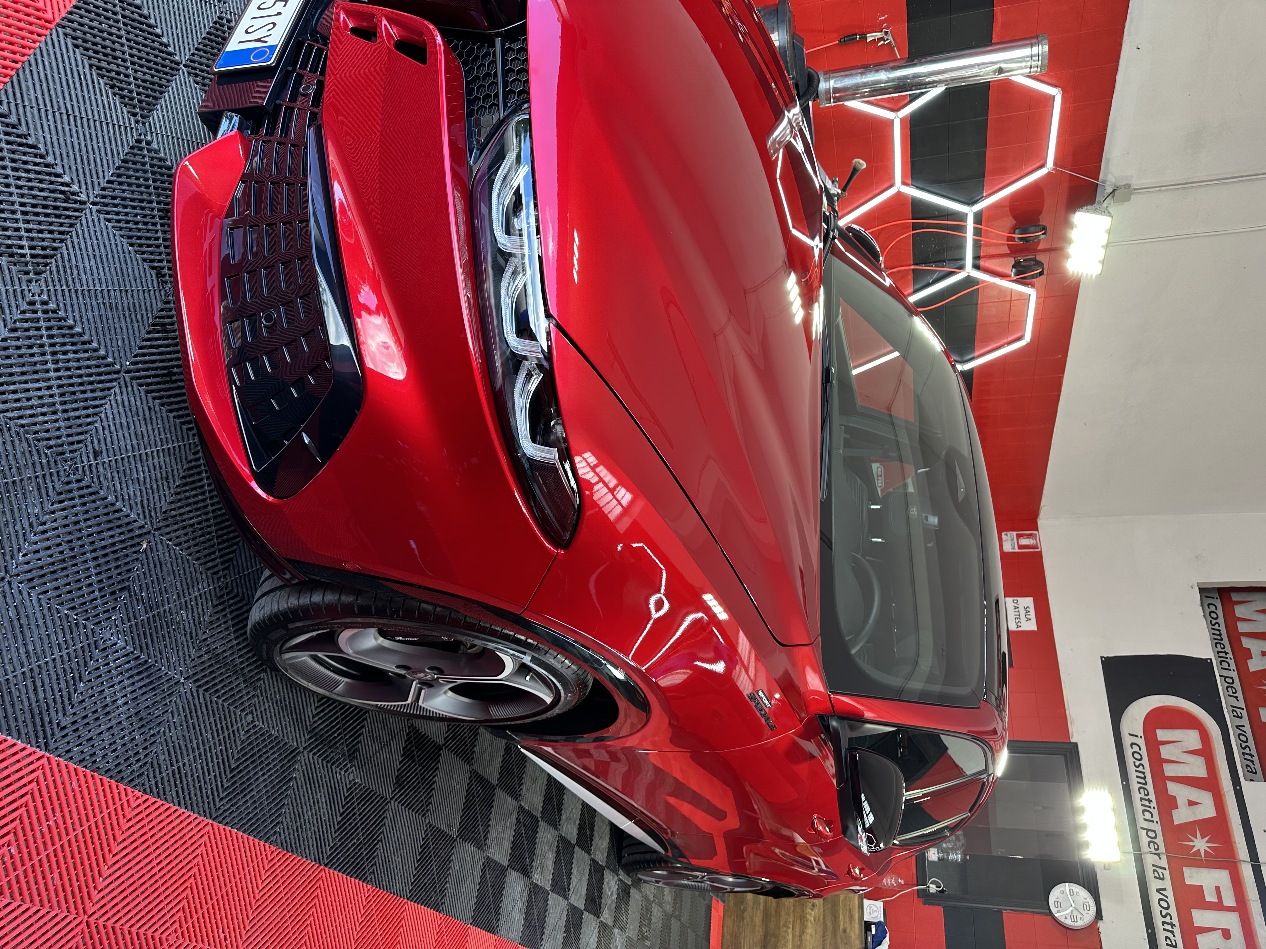 Auto sportiva dopo lucidatura